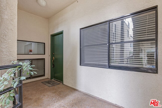 Building Photo - 11636 Montana Ave