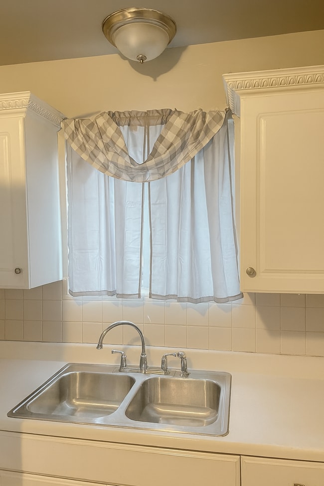 Building Photo - 17390 Albion Ave