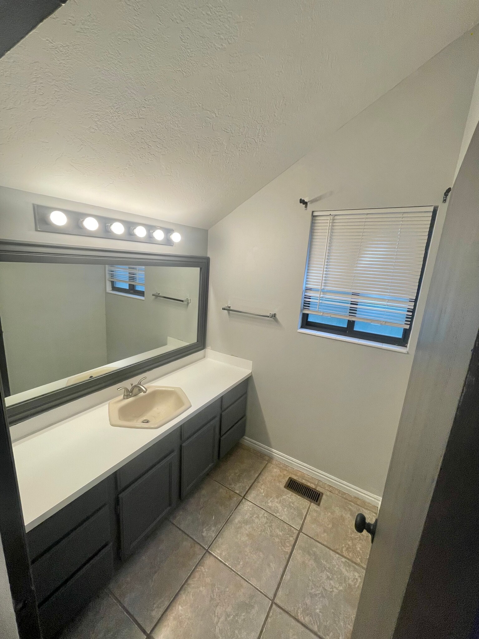 Upstrs Bath - 4613 Porter Ave