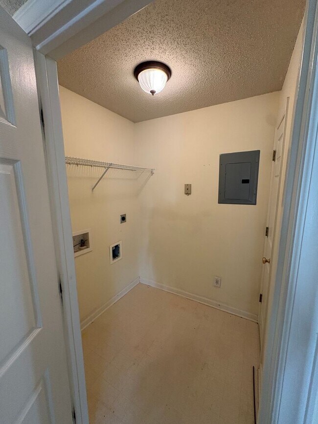 Building Photo - Stunning 2 bedroom/2 bath condo at Mill Pond