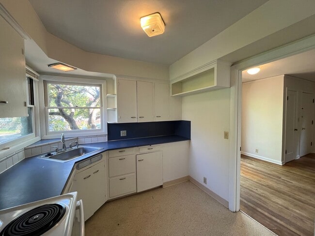 Building Photo - Wonderful 2 Bd 1 Ba home in Woodstock! Covered driveway, Large yard and Shop/Shed !!!