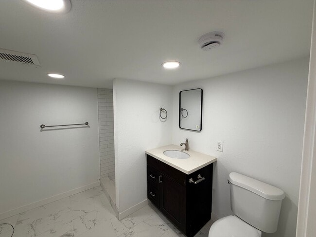 Building Photo - Spacious 3BR + Loft | 2.5BA | Large Yard |...