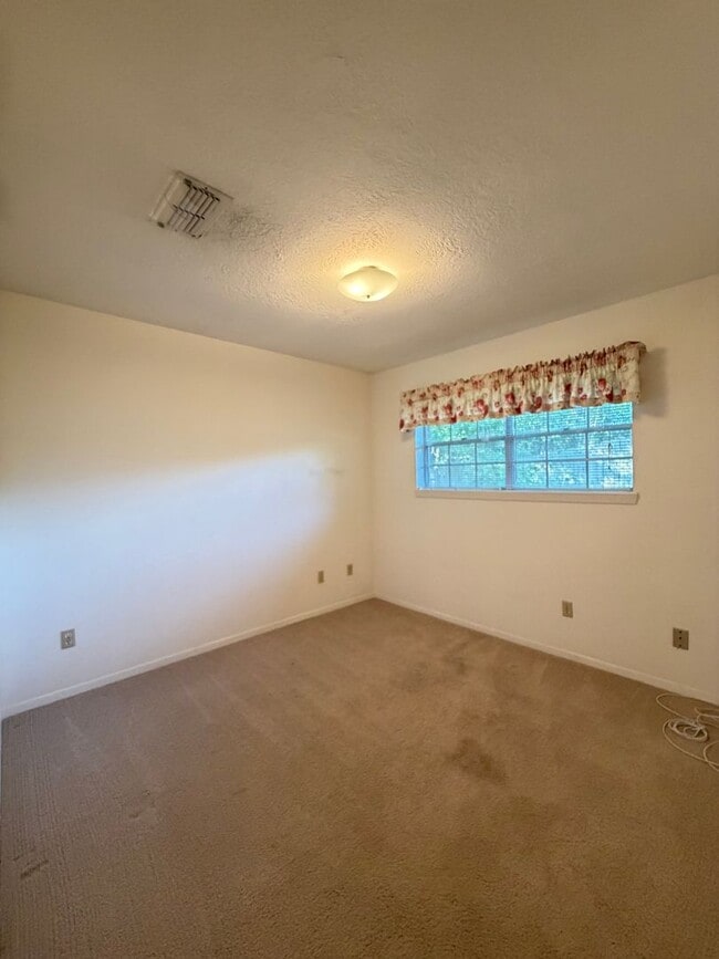 Building Photo - 3 bedroom 2 bath house with 2 car garage