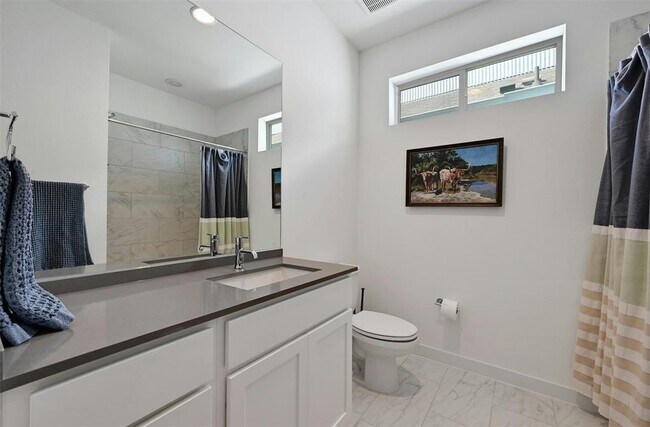 Building Photo - 801 N Bluff Dr