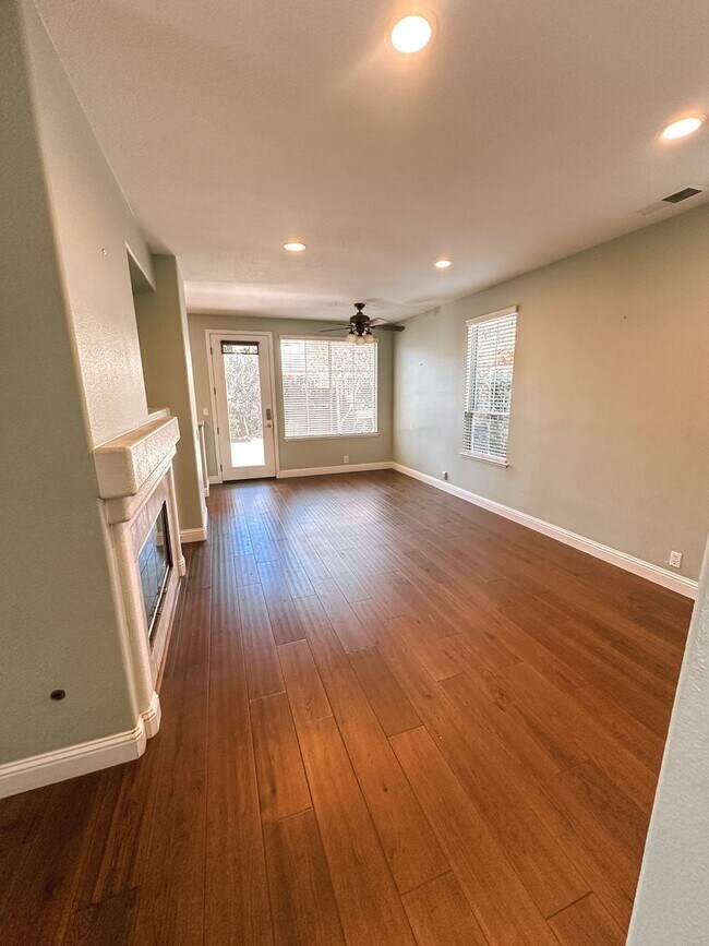 Building Photo - Pleasanton home available now!