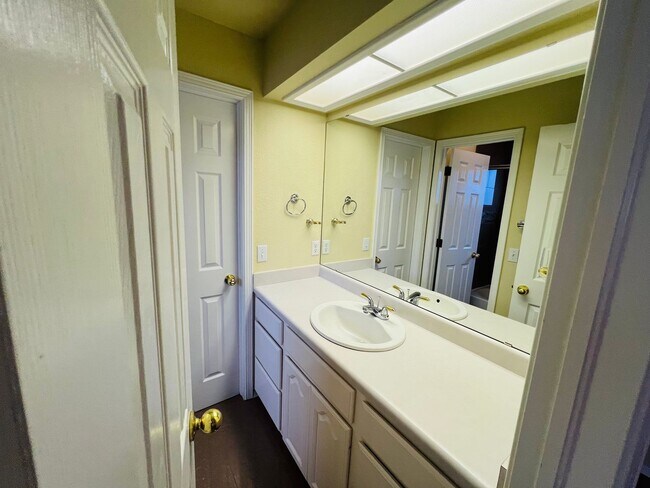 Building Photo - Stunning 4 bedroom, 3 bath home in West El...