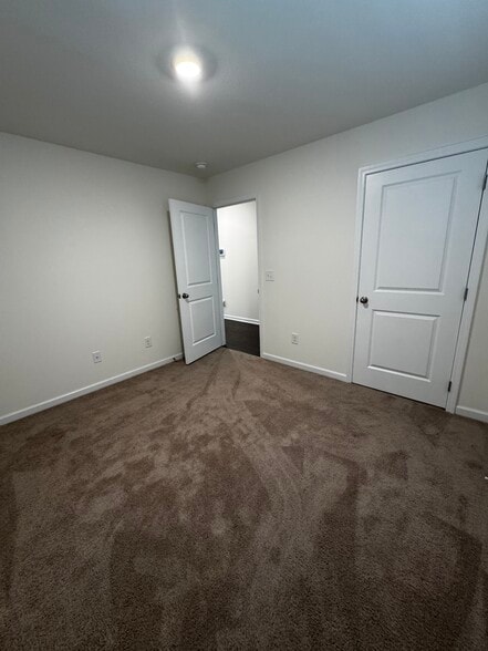 Building Photo - 1131 Clearwater Ln