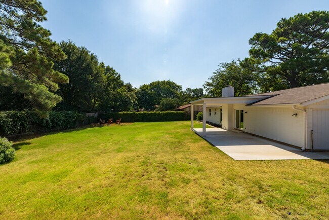 Building Photo - 2212 Ridge Ln