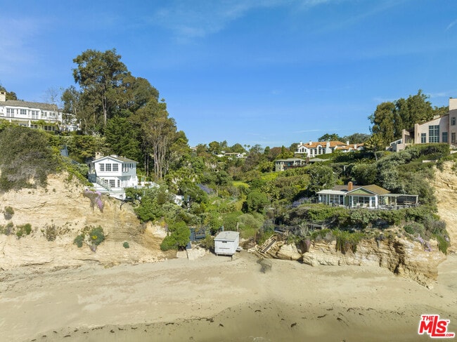 Building Photo - 6671 Dume Dr