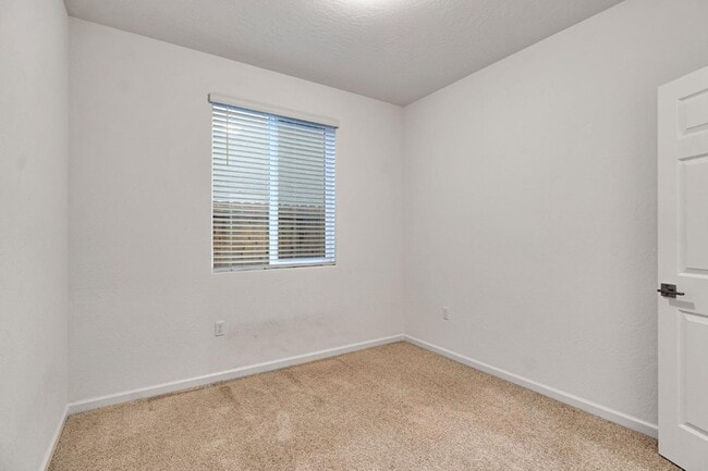 Building Photo - 141 Reunion Wy S