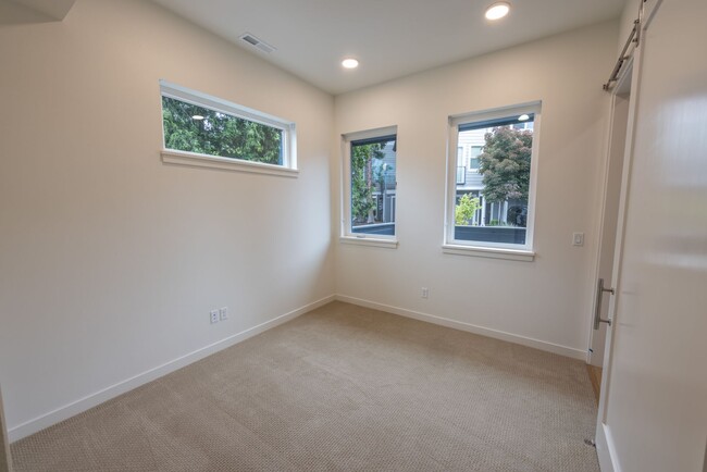 Building Photo - Riverside Townhomes - Waterfront Living in Vancouver