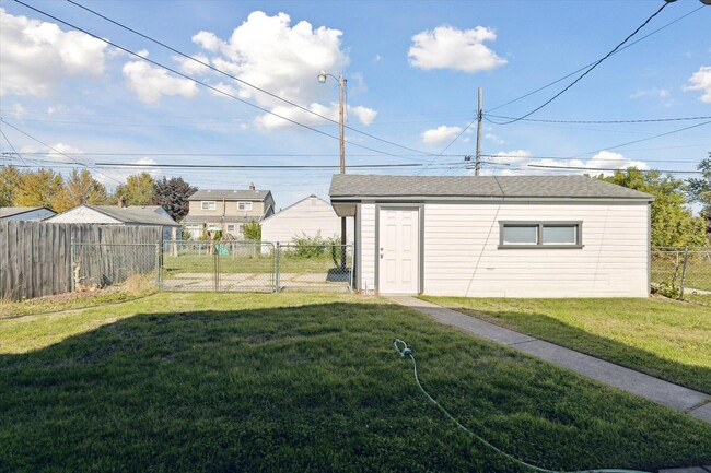 Building Photo - 1032 Hudson St
