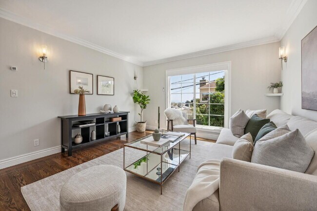 Building Photo - Beautiful 3 Bedroom 2 Bathroom Single Fami...