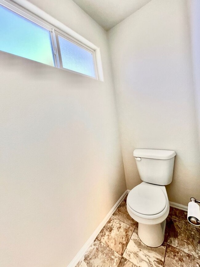 Building Photo - Spacious 3 Bedroom, 2.5 Bathroom Just South of Loveland