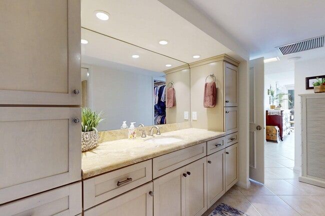 Building Photo - 124 Lakeshore Dr