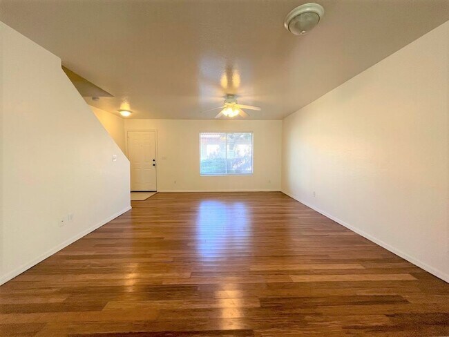Building Photo - Two bdrm Townhome for RENT in Paradise Val...