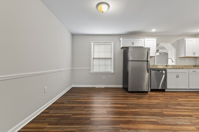 Building Photo - 702 Della Dr