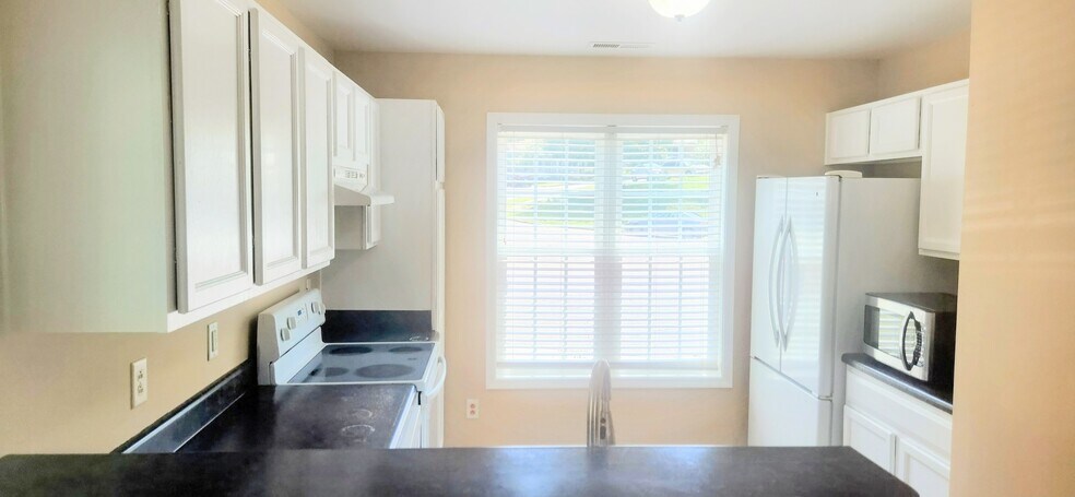Building Photo - 6001 Mullens Dr