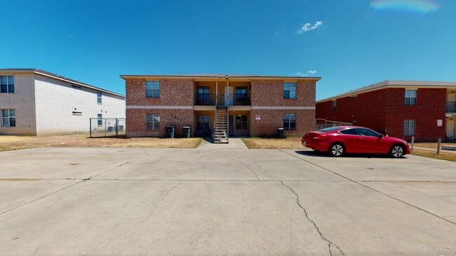 Building Photo - Look at all the space only $995!!!
