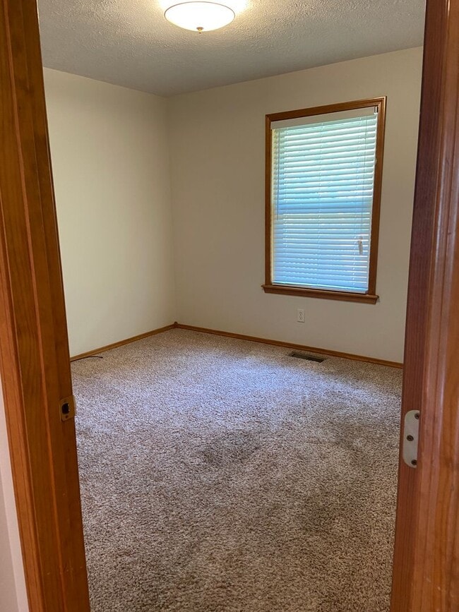 Building Photo - Great 3 BR, 2 Bath, 2 Car Garage Ranch located in SW Springfield.