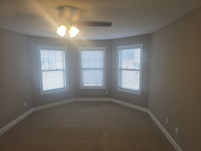 Building Photo - The Manors at White Knoll