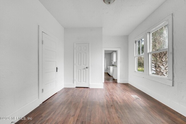 Building Photo - 2106 Moncrief Rd