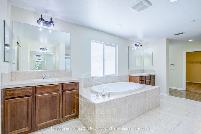 Building Photo - Huge home, Lincoln Crossing - walking dist...