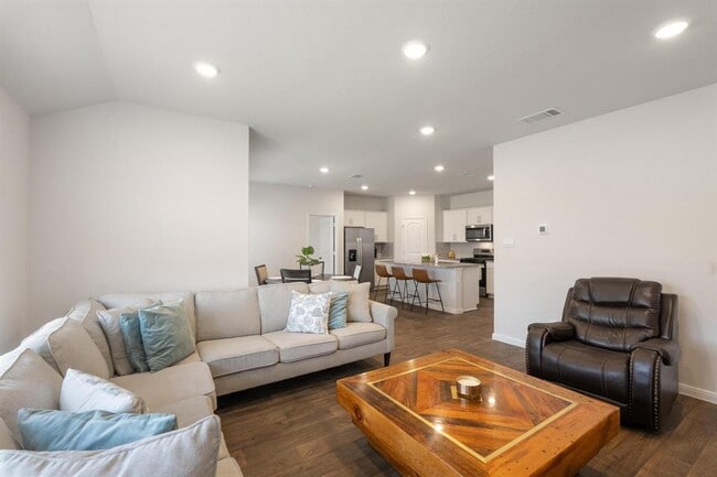 Building Photo - 205 Bethpage Dr