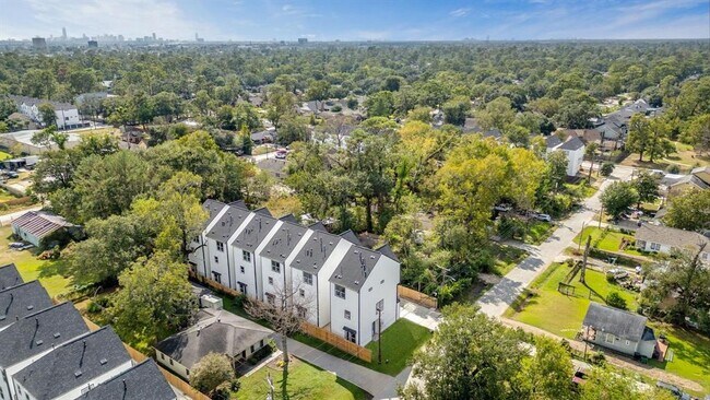 Building Photo - 905 Woodcrest Dr