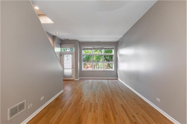 Building Photo - 855 W Erie St