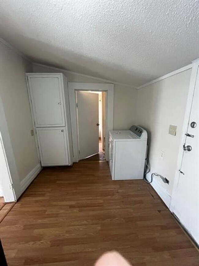 Building Photo - Charming 1 Bed, 1 Bath Home!