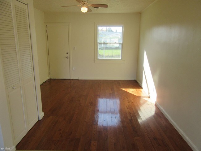 Building Photo - 1 br, 1 bath 4plex - 32453 Lenawee St