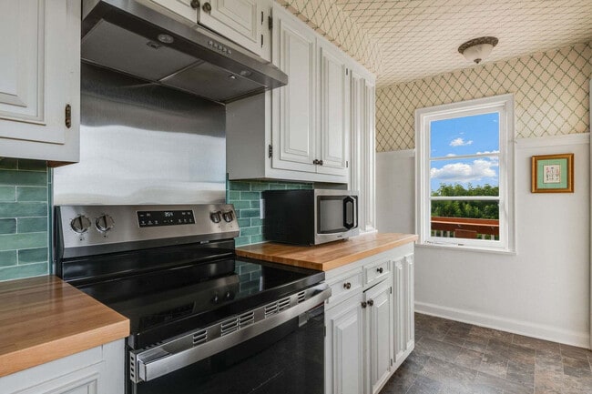 Building Photo - 1850 Castellana Rd