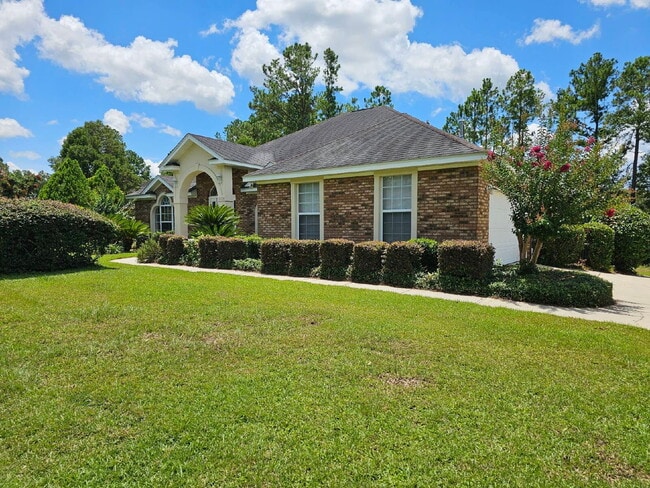 Building Photo - 4Br/2.5Ba Huge home with a sunroom