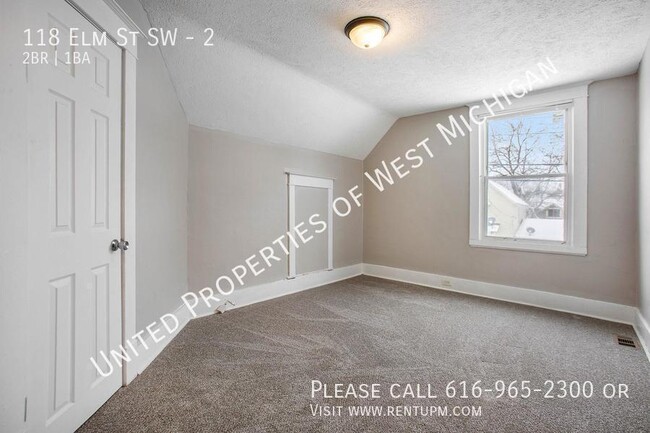 Building Photo - Available Now | Cute 2 Bedroom, 1 Bath Upp...