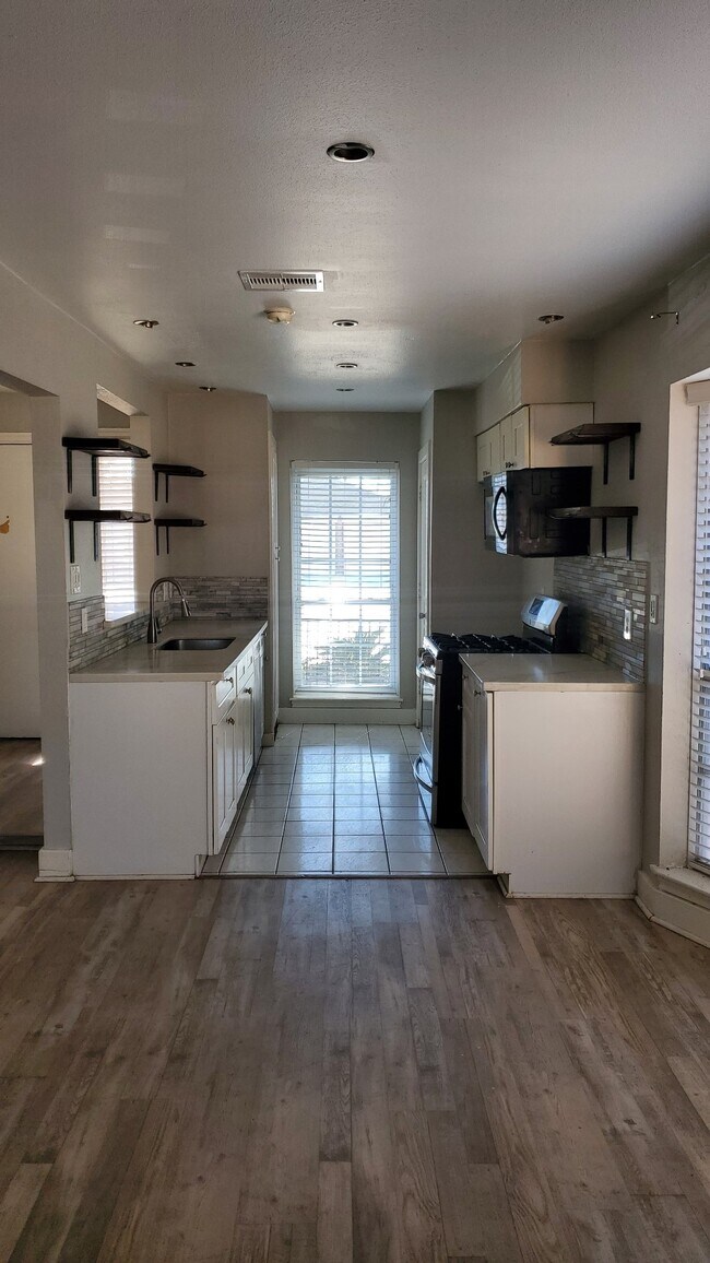 Building Photo - 15414 W Hampton Cir