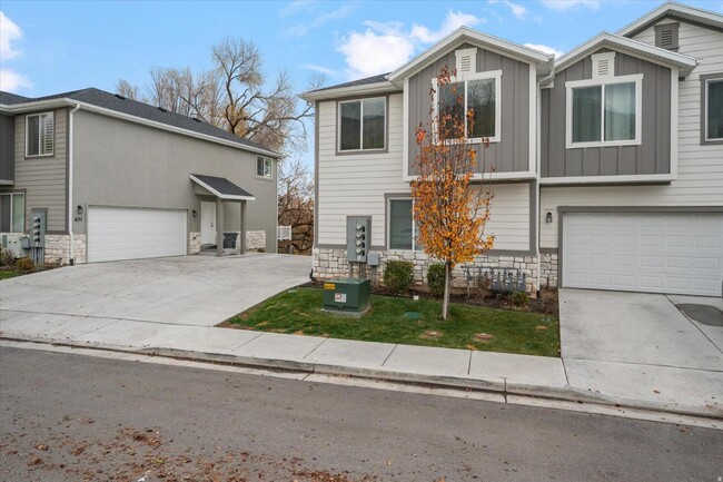 Building Photo - 645 S Plum Creek Ln E