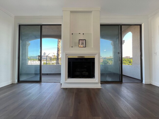 Building Photo - **555 Maine Ave #304 Long Beach** Upstairs 3 bedroom 2 bath - 2 weeks free OAC!!