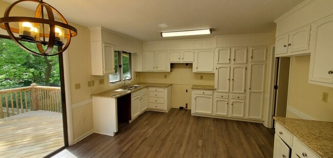Building Photo - 4 Bedroom 3 Bathroom House