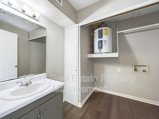 Building Photo - 301 Cougar Ridge