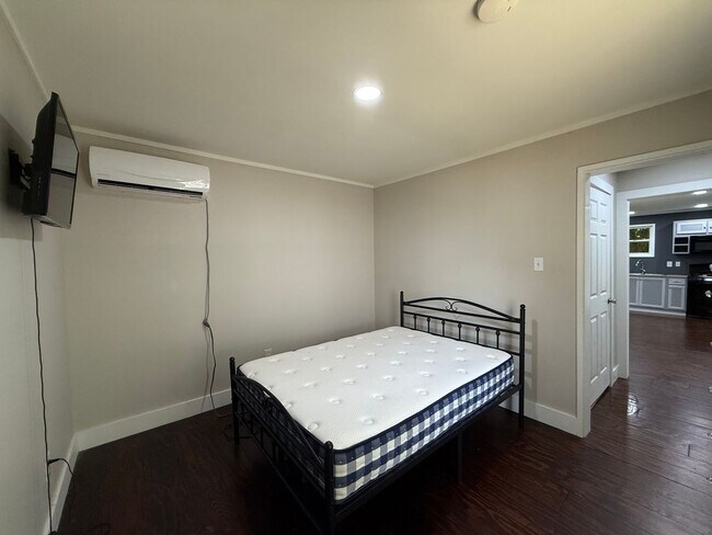 Building Photo - 1 BED 1 BATH UNDER $1000