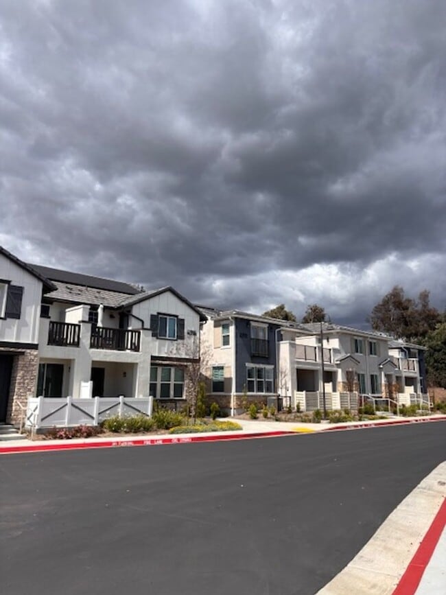 Building Photo - Welcome home to this beautiful Murrieta Town Home!