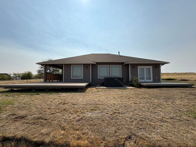 Building Photo - Beautiful Country Home on 20 Acres with Stunning Mountain Views