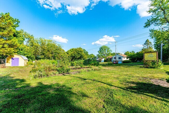 Building Photo - Darling 3 Bed 1 Bath Home