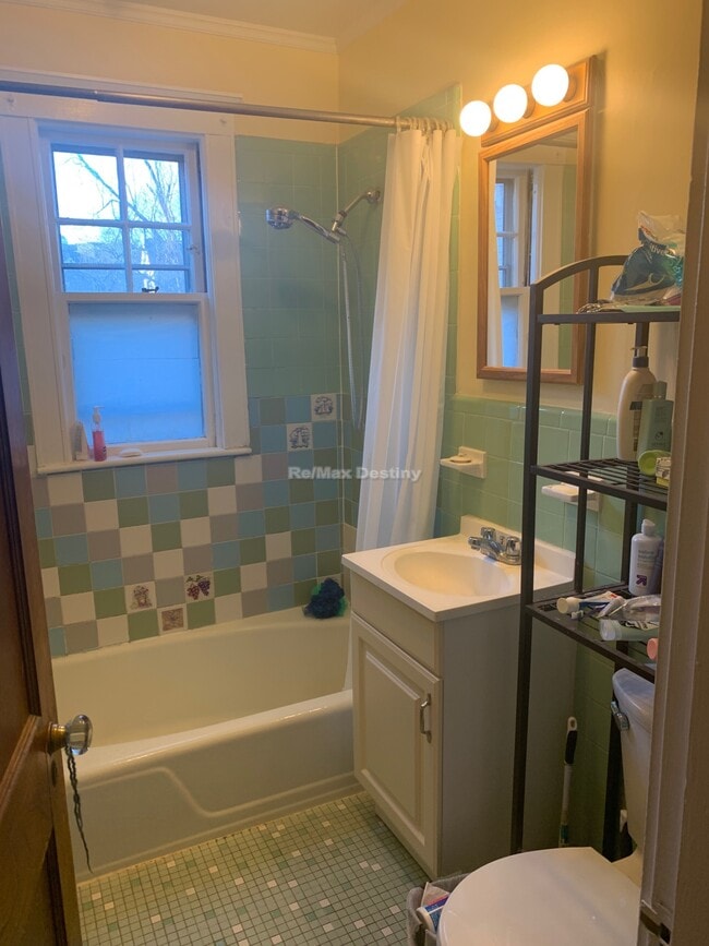 Building Photo - 33 Concord Ave