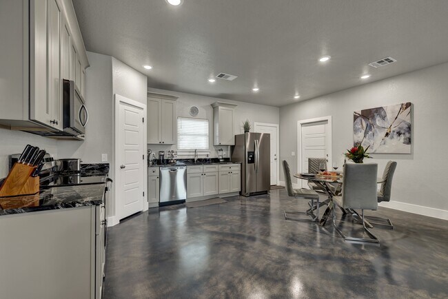 Building Photo - 108 S Thomas Cv