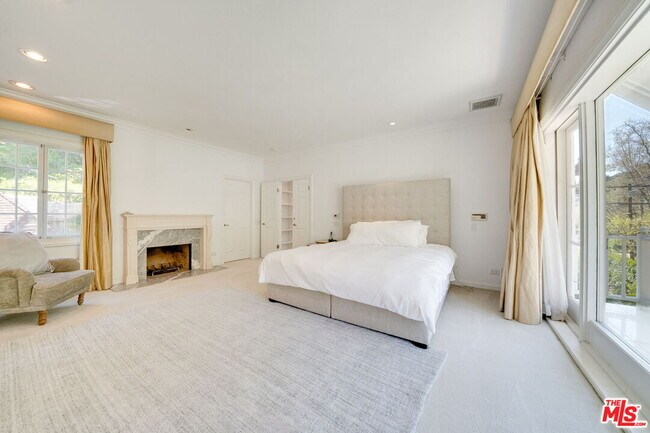 Building Photo - 2628 Mandeville Canyon Rd