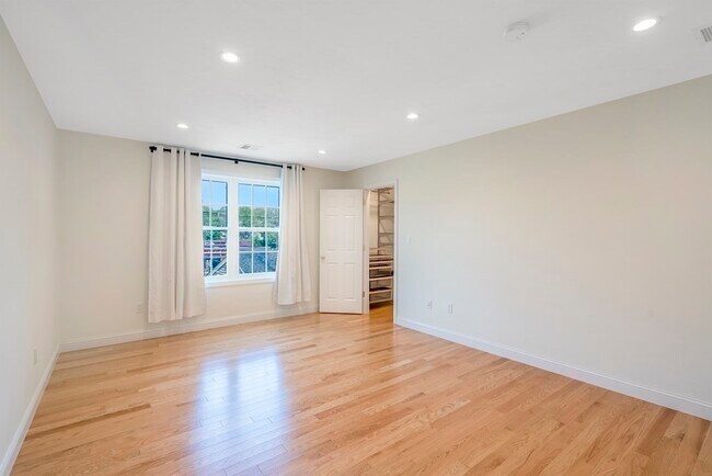 Building Photo - 2 Manchester Pl