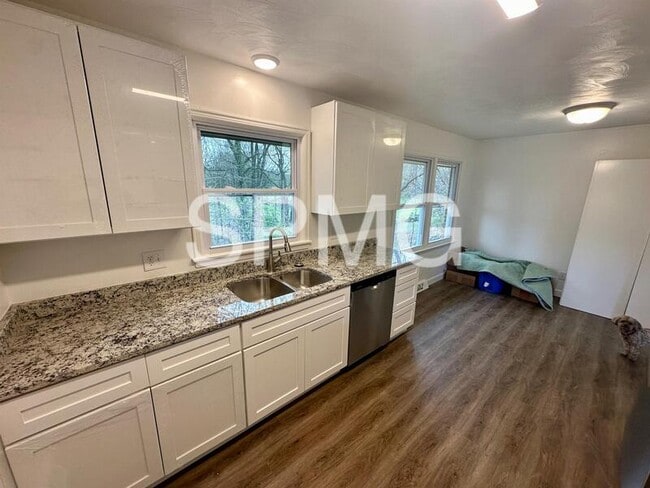 Building Photo - 612 Landfair Dr