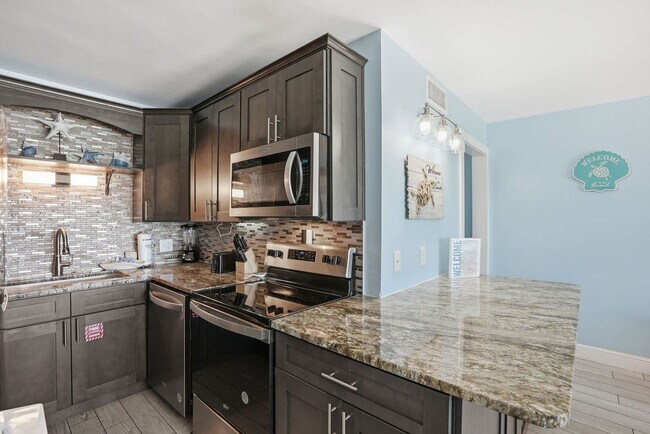 Building Photo - 8743 Thomas Dr